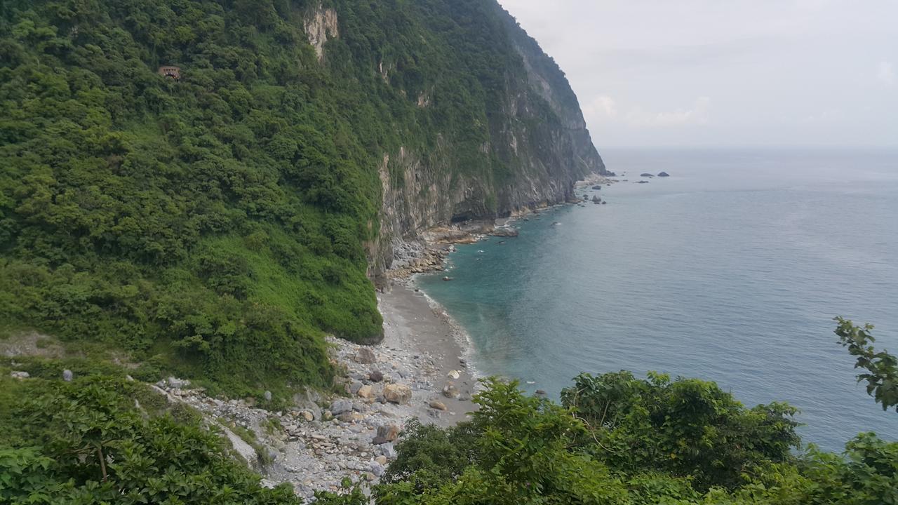 五葉松民宿-電梯民宿 近慈濟中小學及慈科大及人社院 Hualien Eksteriør billede